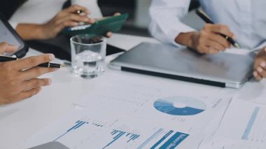 İş adamları masada toplanıp tartışıyorlar.