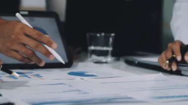 yakın plan - mali rapor üzerinde çalışan iş ekibinin