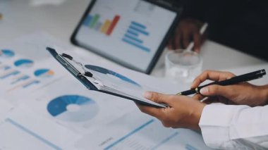 Modern bir ofiste çalışan iş adamları, iş adamları.