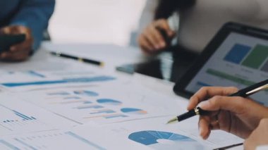 İş ekibi toplantısı ve iş yerindeki mali raporlar. Ofiste iş ve mali analiz.