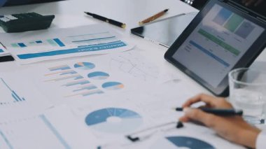 ofiste çalışan iş adamlarının yakın çekim.