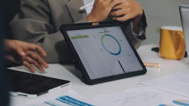 Tablet üzerinde çalışan iş adamı