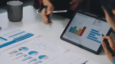 Verileri analiz eden ve bilgisayardaki verileri tartışan iş adamları