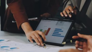 Toplantı odasında dijital tabletle çalışan iş kadını