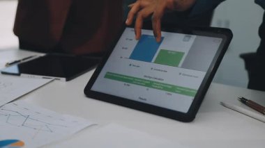 Dijital tablet kullanan işadamı