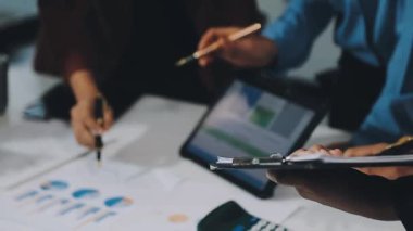 İş insanlar çalışma ile dizüstü Office