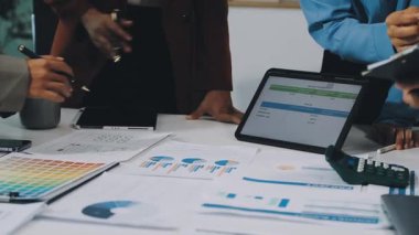 İşadamlarının ellerinin kalem tutmasını ve ofisteki iş yerinde hesap makinesi kullanmasını. Modern ofiste çalışan ekiple finansal iş ve muhasebe kavramı.