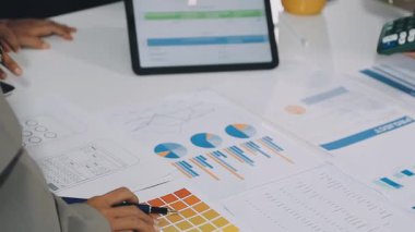 Tablet ve bilgisayarla çalışan genç iş adamı ve kadın.