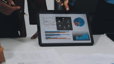 İş adamı finansal verileri analiz etmek için tablet bilgisayar kullanıyor.