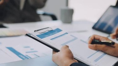 İş adamları ofiste tartışıyor ve beyin fırtınası yapıyorlar.