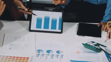 İş adamları bir tabletin istatistik verilerini analiz ediyorlar