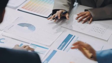 Ofisteki toplantıda grafiğe işaret eden işadamlarının kapatılması