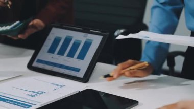 İş kadını ofisteki tablet istatistiklerini analiz ediyor