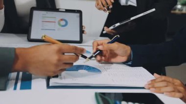 İş adamları mali planı ve mali verileri tartışıyor