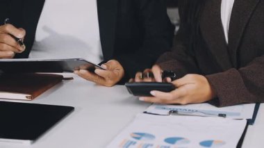 İş kadını elinde tabletle ofiste notlar tutuyor..