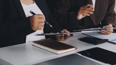 İş kadınları modern ofiste birlikte çalışıyorlar.