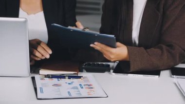 İş adamları ekibi mali raporu tartışıyor