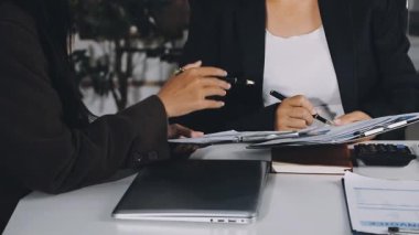 İş adamları birlikte çalışıyor.