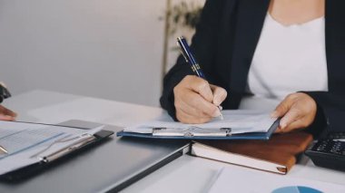 Ekonomik belgeler ve bilgisayarla çalışan iş kadını.