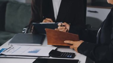 Ofiste dizüstü bilgisayar kullanan bir iş adamı