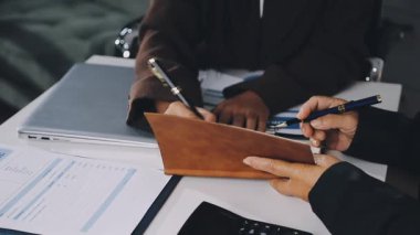 Kapat. Modern bir ofiste elinde kalem ve kalemle bir iş adamı.