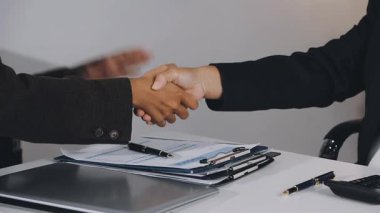 İş kadını partneriyle tokalaşıyor.