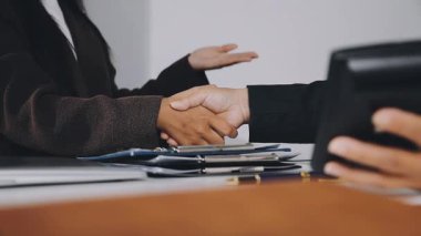 İşadamlarının elleri tokalaşıyor. İşbirliği, ortaklık, ortaklık, ortaklık kavramı