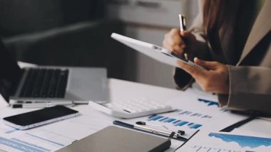 Genç iş kadını ofiste belgeleriyle çalışma.