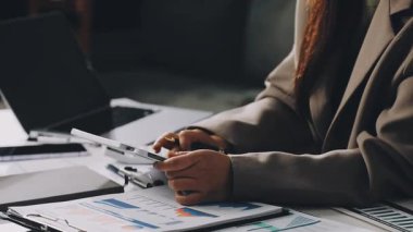 Kapat. Modern ofiste çalışan iş kadını.