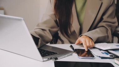 Ofiste dizüstü bilgisayarla çalışan genç Asyalı kadın..