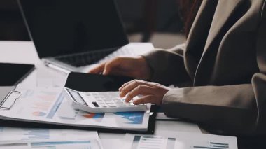 İş kadını ofis, iş ve mali tablolarla çalışıyor