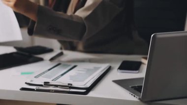 Genç iş kadını ofiste dizüstü bilgisayar kullanıyor..