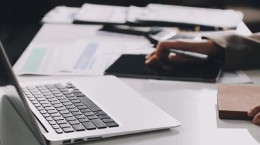 Ofisteki genç iş adamı bilgisayarında çalışıyor..