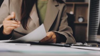 Kapat. Ofiste dizüstü bilgisayarla çalışan genç bir iş kadını. kopyalama alanı olan fotoğraf