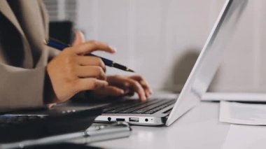 Bilgisayarda Daktilo Yazan İşadamı