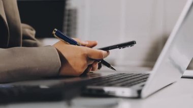 Ofiste dizüstü bilgisayar kullanan adam..