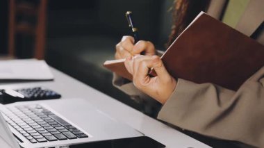 Bilgisayarda çalışan iş kadınının görüntüsünü kapat