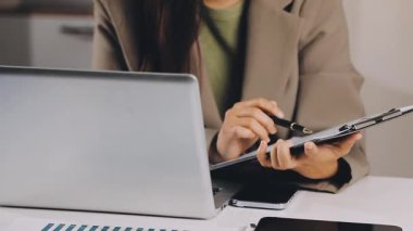 Dizüstü bilgisayarı olan genç bir iş kadını