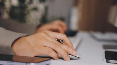 Ofiste Dizüstü bilgisayarda çalışan kadın.