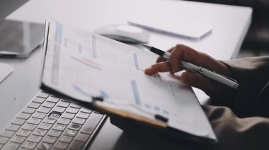 Ofiste çalışan işadamlarına yakın çekim