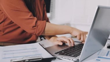 İş yerinde hesap makinesi kullanan kadın muhasebeci, finansal muhasebe kavramı,