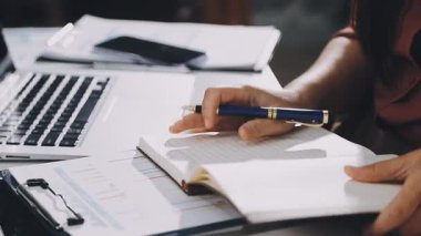 İş ekibi birlikte çalışıyor.