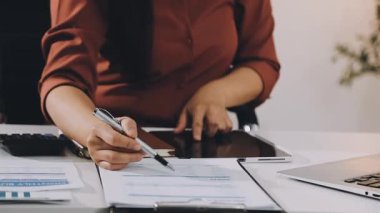 Ofiste çalışan iş kadını.