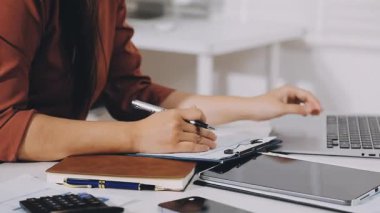İşadamı ofisteki ahşap masada dizüstü bilgisayarla çalışıyor..