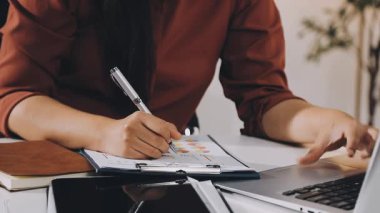 İş kadını not defterine notlar yazıyor.