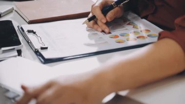 Ofiste Dizüstü bilgisayarda çalışan kadın