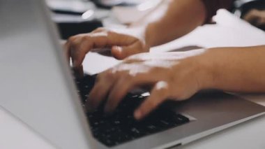 Genç adam bilgisayar klavyede yazarak