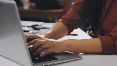 Ofiste dizüstü bilgisayar üzerinde çalışan iş adamı