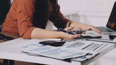 Ofis masasında çalışan kadın, iş konsepti.