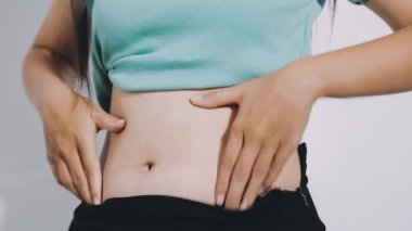 Siyah arka planda beyaz tişörtlü kadın, sağlık hizmetleri.